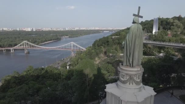 キエフの建築。ウクライナ:ヴォロディミール大王への記念碑。空中ビュー、スローモーション、フラット、グレー — ストック動画