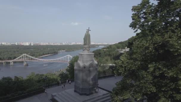 La arquitectura de Kiev. Ucrania: Monumento a Volodymyr el Grande. Vista aérea, cámara lenta, plana, gris — Vídeos de Stock