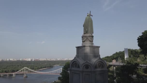 La arquitectura de Kiev. Ucrania: Monumento a Volodymyr el Grande. Vista aérea, cámara lenta, plana, gris — Vídeos de Stock