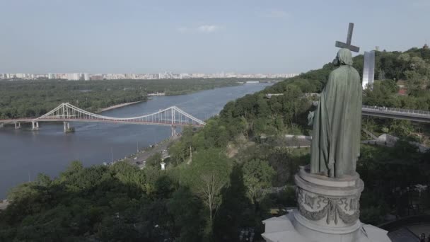 De architectuur van Kiev. Oekraïne: Monument voor Volodymyr de Grote. Luchtfoto, slow motion, vlak, grijs — Stockvideo