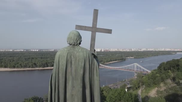 基辅的建筑。乌克兰：沃洛德梅尔大帝纪念碑。空中景观，慢动作，平坦，灰色 — 图库视频影像