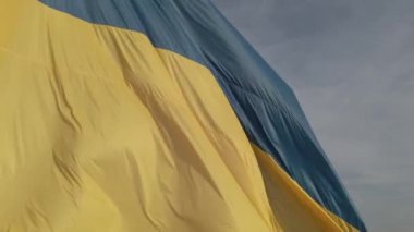 Ukrayna bayrağı. Ağır çekim. Kyiv. Havadan