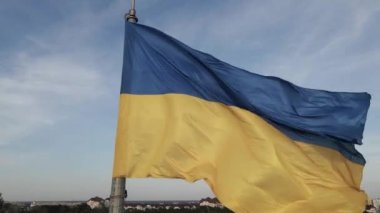 Ukrayna bayrağı. Ağır çekim. Kyiv. Havadan