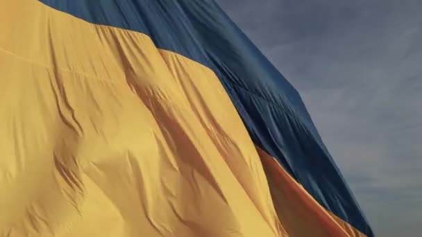 Флаг Украины. Медленное движение. Киев. Воздушный — стоковое видео