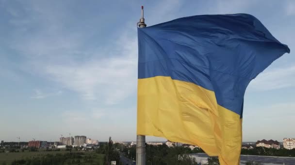 Vlag van Oekraïne. Langzame beweging. Kiev. Luchtfoto — Stockvideo