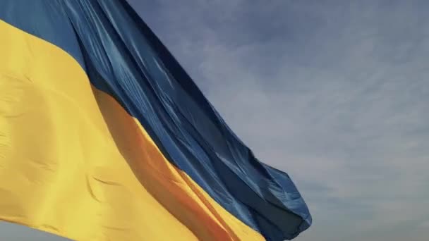 Bandiera dell'Ucraina. Al rallentatore. Kiev. Aerea — Video Stock