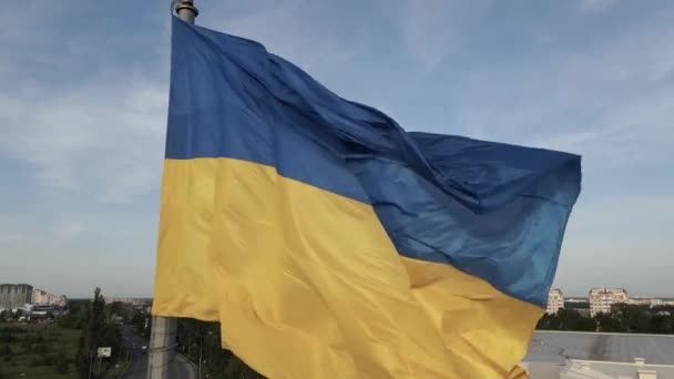 Flagge der Ukraine. Zeitlupe. Kiew. Luftfahrt — Stockvideo