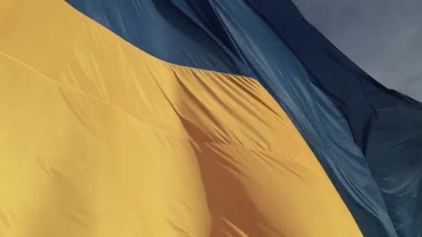 Флаг Украины. Медленное движение. Киев. Воздушный — стоковое видео