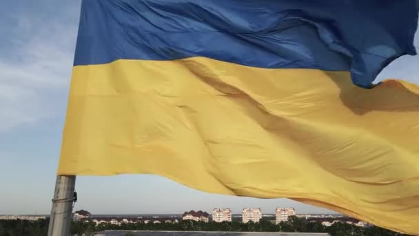 Ukrainas flagga. Sakta i backarna. Kiev. Flygplan — Stockvideo