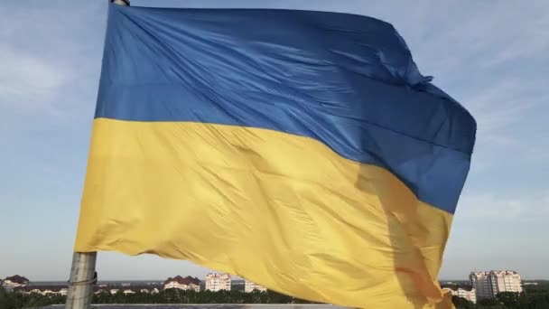 Flaga Ukrainy. Zwolnij trochę. Kijów. Antena — Wideo stockowe