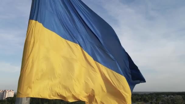 Bandera de Ucrania. En cámara lenta. Kiev. Antena — Vídeo de stock
