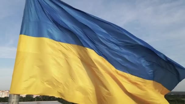 Vlag van Oekraïne. Langzame beweging. Kiev. Luchtfoto — Stockvideo