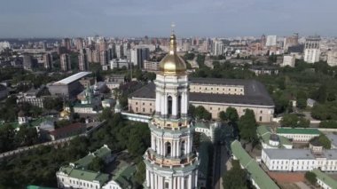 Kyiv Pechersk Lavra. Ağır çekim. Hava görünümü