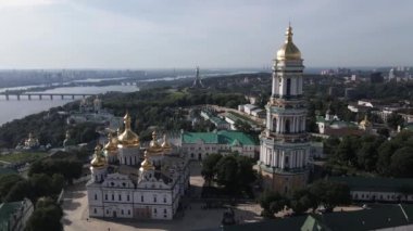 Kyiv Pechersk Lavra. Ağır çekim. Hava görünümü