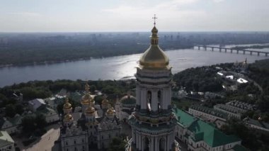 Kyiv Pechersk Lavra. Ağır çekim. Hava görünümü