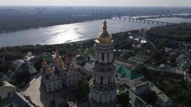 Kyiv Pechersk Lavra. Ağır çekim. Hava görünümü