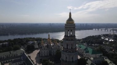 Kyiv Pechersk Lavra. Ağır çekim. Hava görünümü