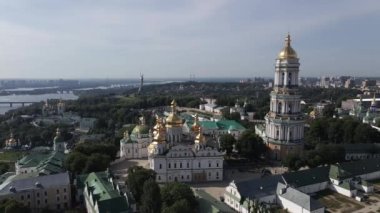 Kyiv Pechersk Lavra. Ağır çekim. Hava görünümü