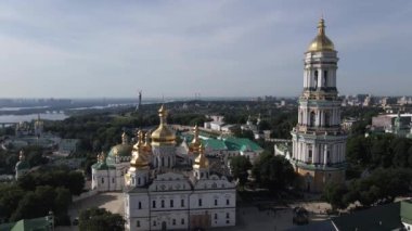 Kyiv Pechersk Lavra. Ağır çekim. Hava görünümü