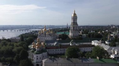Kyiv Pechersk Lavra. Ağır çekim. Hava görünümü