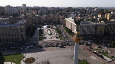 Kyiv. Ukrayna: Independence Meydanı, Meydan. Hava görüntüsü, yavaş çekim