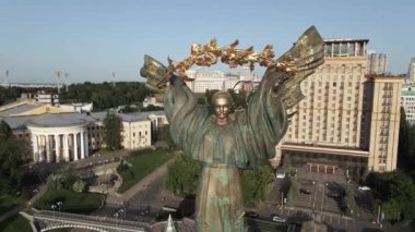 Kyiv. Ukrayna: Independence Meydanı, Meydan. Hava görüntüsü, yavaş çekim