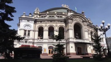 Kyiv. Ukrayna: Ukrayna Ulusal Operası. Hava görüntüsü, yavaş çekim