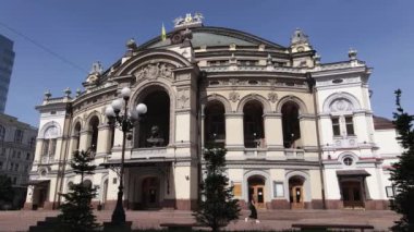 Kyiv. Ukrayna: Ukrayna Ulusal Operası. Hava görüntüsü, yavaş çekim
