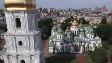 Kyiv. Ukrayna: Kyiv 'deki Aziz Sophias Katedrali. Hava görüntüsü, yavaş çekim