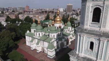 Kyiv. Ukrayna: Kyiv 'deki Aziz Sophias Katedrali. Hava görüntüsü, yavaş çekim