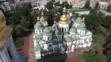 Kyiv. Ukrayna: Kyiv 'deki Aziz Sophias Katedrali. Hava görüntüsü, yavaş çekim