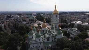 Kyiv. Ukrayna: Kyiv 'deki Aziz Sophias Katedrali. Hava görüntüsü, yavaş çekim