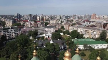 Kyiv. Ukrayna: Kyiv 'deki Aziz Sophias Katedrali. Hava görüntüsü, yavaş çekim