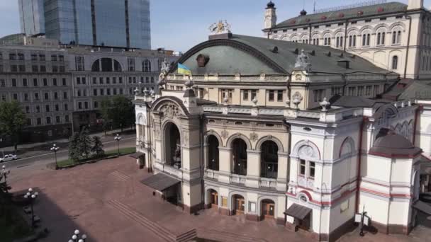 Kiev. Ucrania: Ópera Nacional de Ucrania. Vista aérea, cámara lenta — Vídeo de stock
