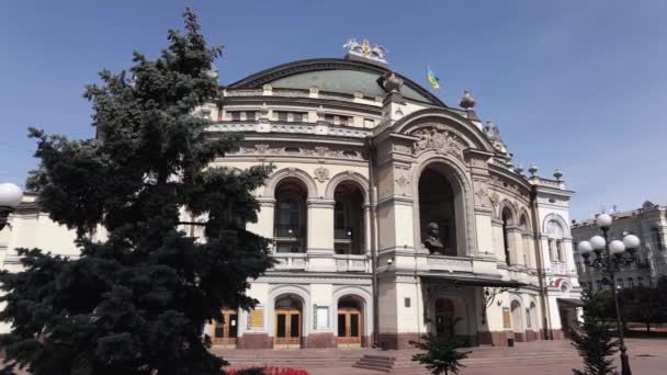 Kyiv. Ukrayna: Ukrayna Ulusal Operası. Hava görüntüsü, yavaş çekim — Stok video