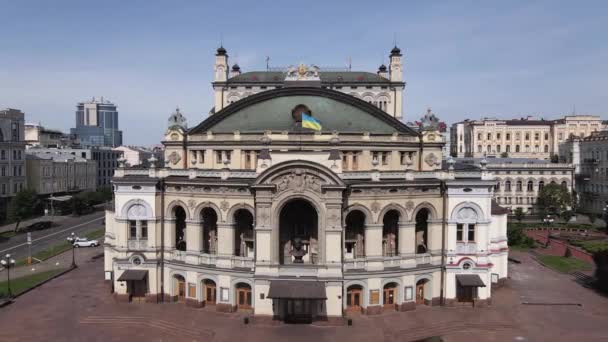 Kyjev. Ukrajina: Národní opera Ukrajiny. Letecký pohled, zpomalený pohyb — Stock video