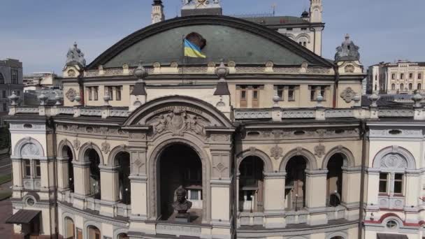 Kijów. Ukraina: Narodowa Opera Ukrainy. Widok z lotu ptaka, zwolnione tempo — Wideo stockowe