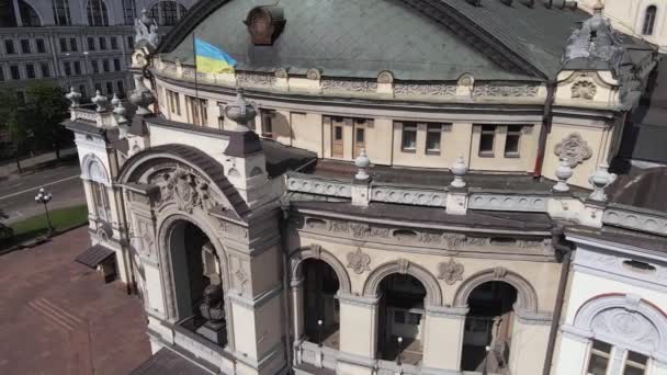 Kyjev. Ukrajina: Národní opera Ukrajiny. Letecký pohled, zpomalený pohyb — Stock video