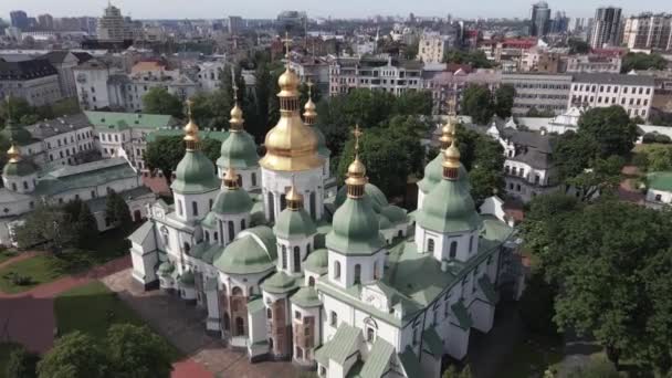 Киев. Украина: Софийский собор в Киеве. Вид с воздуха, замедленная съемка — стоковое видео