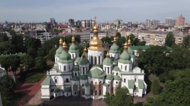 Kyiv. Ukrayna: Kyiv 'deki Aziz Sophias Katedrali. Hava görüntüsü, yavaş çekim