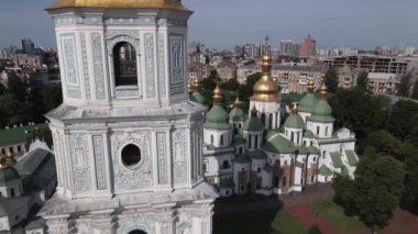 Kyiv. Ukrayna: Kyiv 'deki Aziz Sophias Katedrali. Hava görüntüsü, yavaş çekim