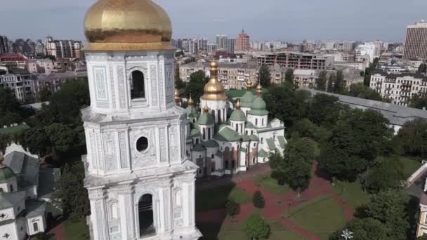 키프. 우크라이나: 키프에 있는 성 에바스 대성당. 공중에서 보고, 느린 동작 — 비디오