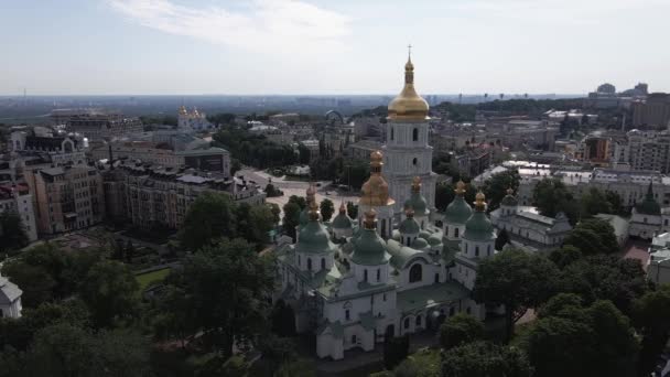 Kijów. Ukraina: Katedra św. Zofii w Kijowie. Widok z lotu ptaka, zwolnione tempo — Wideo stockowe