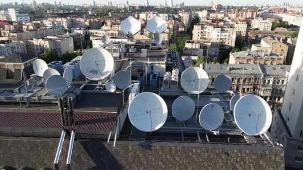 Antennes TV sur le toit du bâtiment. Aérien. Kiev, Ukraine — Video