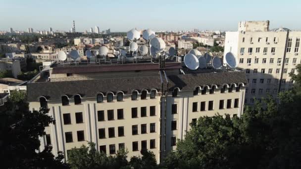Antenas de TV en la azotea del edificio. Aérea. Kiev, Ucrania — Vídeos de Stock