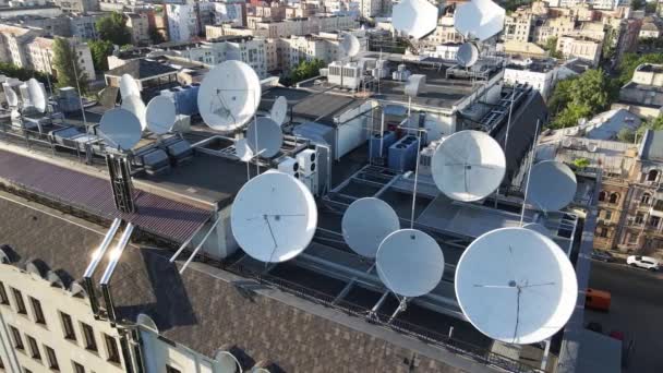 Tv-antenner på taget af bygningen. Antenne. Kiev, Ukraine – Stock-video