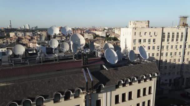 Anteny telewizyjne na dachu budynku. Z powietrza. Kijów, Ukraina — Wideo stockowe