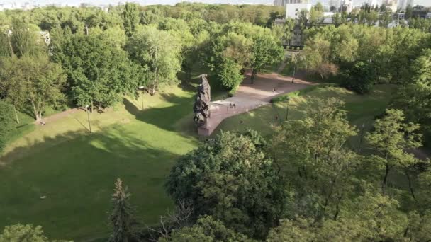 Kiew, Ukraine: Babi Jar. Gedenkstätte Massenmord an Juden. Luftaufnahme — Stockvideo