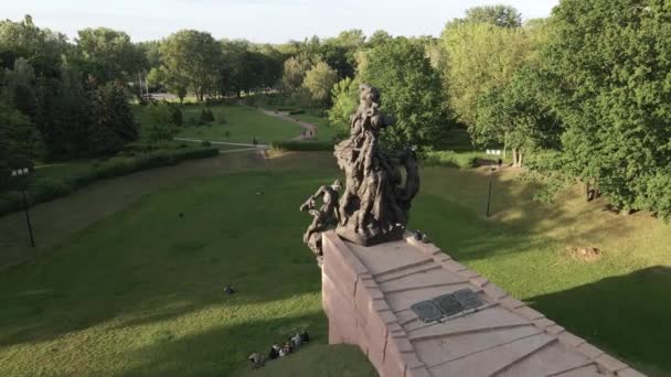 Киев, Украина: Бабий Яр. Мемориал массового убийства евреев. Вид с воздуха — стоковое видео