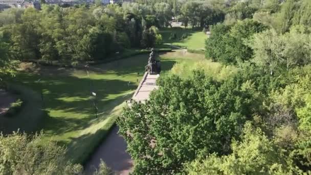 Киев, Украина: Бабий Яр. Мемориал массового убийства евреев. Вид с воздуха — стоковое видео